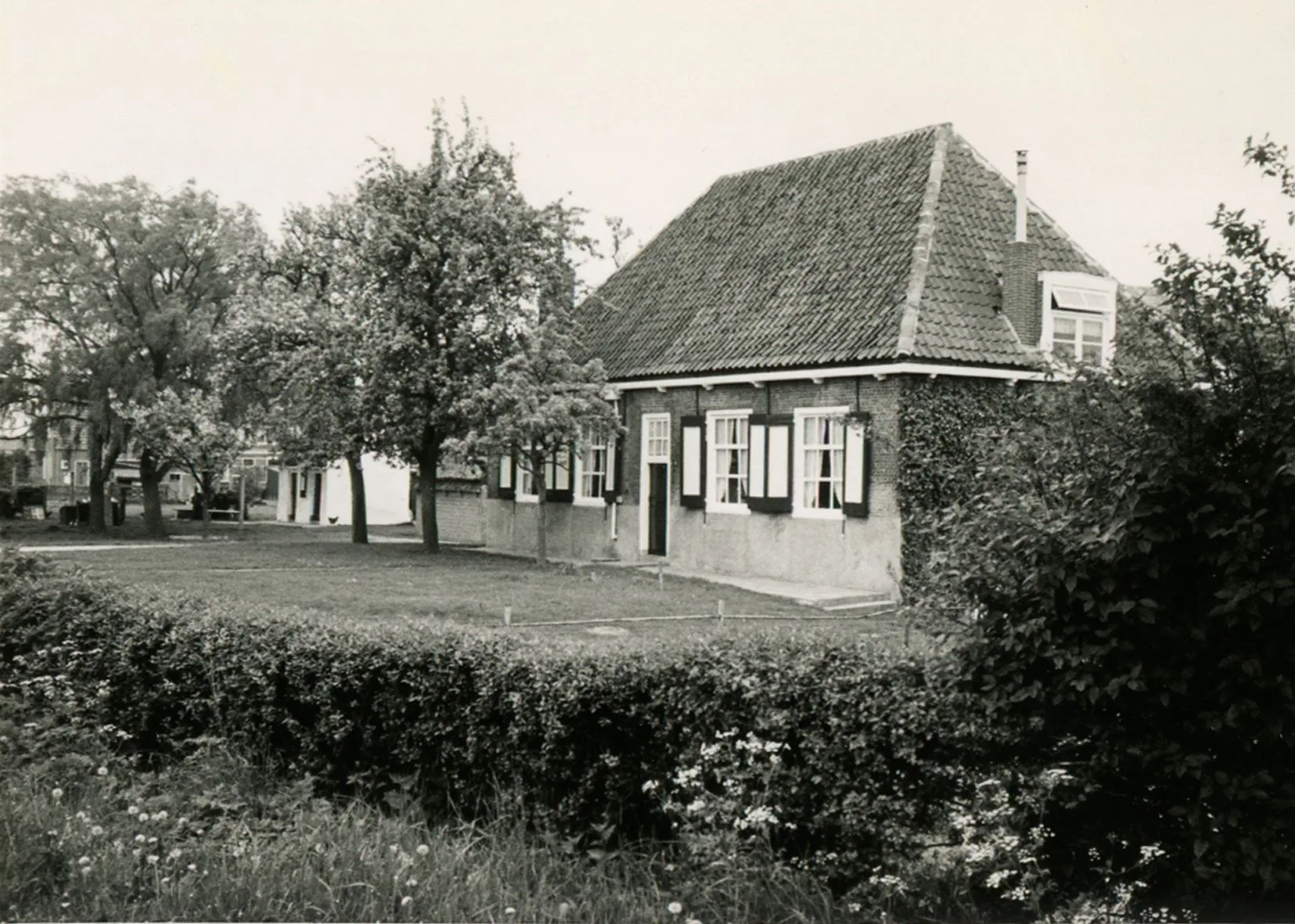 Het huis gezien vanaf de weg