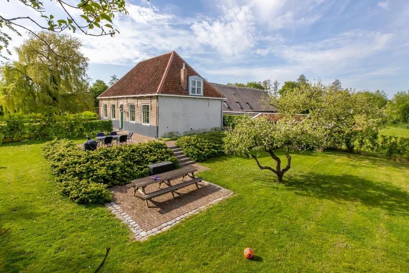 Omheinde tuin van 600 m² bij Molenhof in Heinkenszand