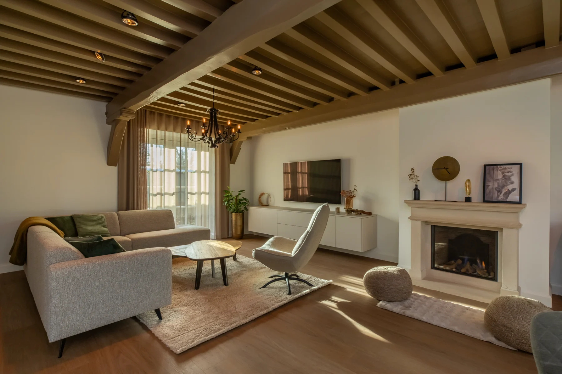 Woonkamer van Molenhof met zicht op de tuin