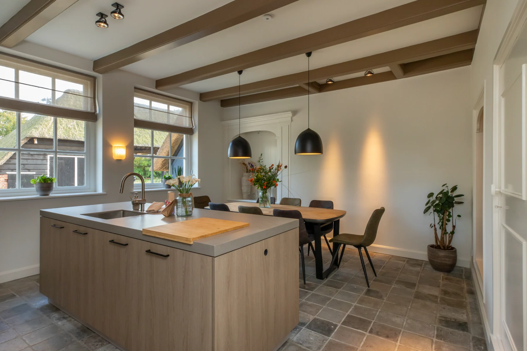 Keuken met eiland in vakantiehuis Molenhof