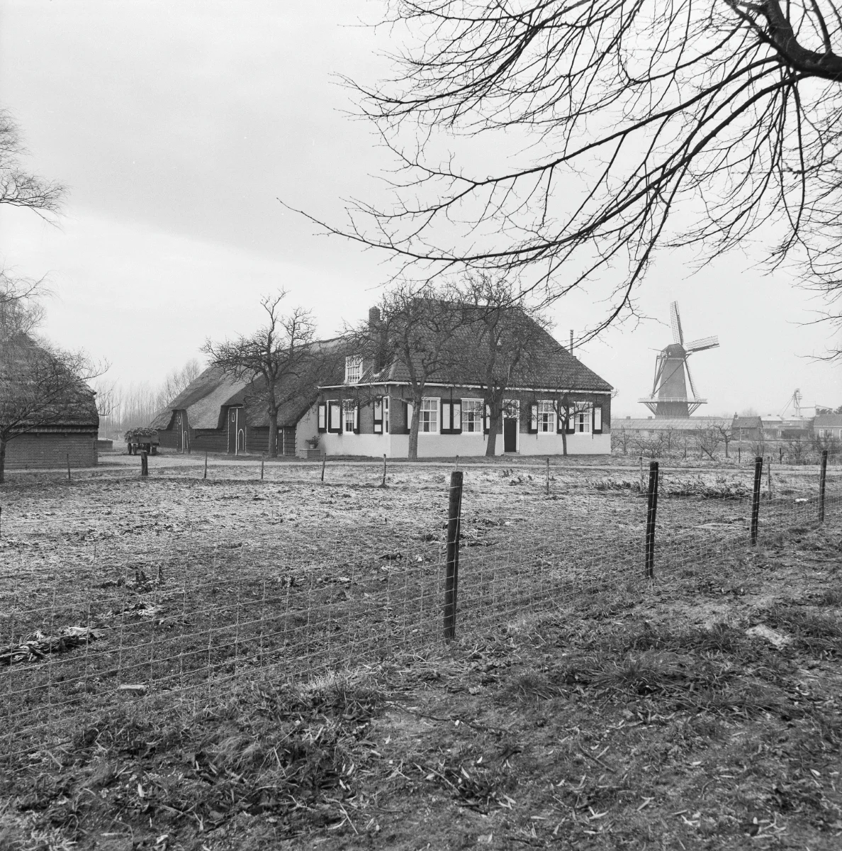 Vooraanzicht van hofstede Molenhof aan de Stationsweg in Heinkenszand