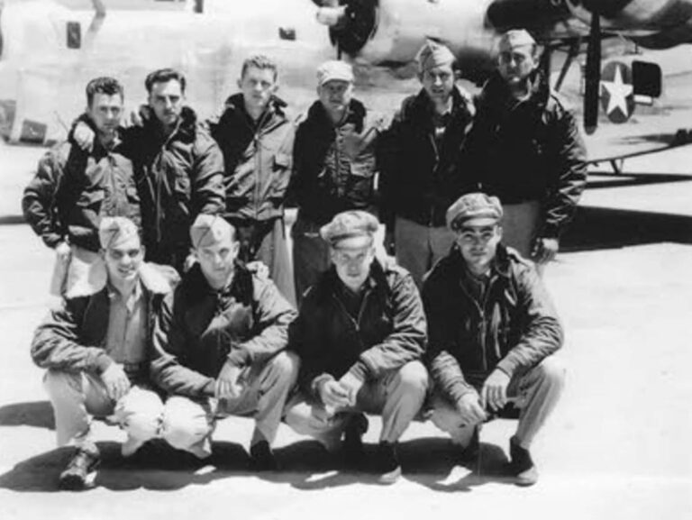De tienkoppige bemanning van de B-24 Liberator Feathered Injun voor het toestel