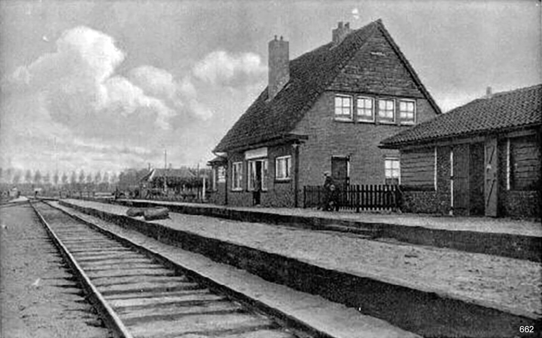 Station Heinkenszand aan de lijn naar Goes, met de hoeve op de achtergrond