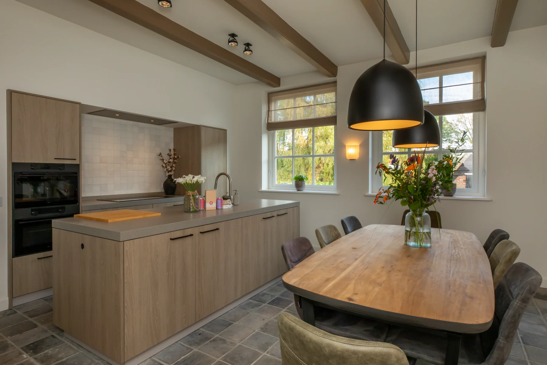 Keuken met eiland van vakantiehuis Molenhof