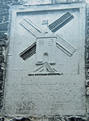 Gevelsteen met een afbeelding van de Noordmolen en het opschrift Het nieuwe molenhuys