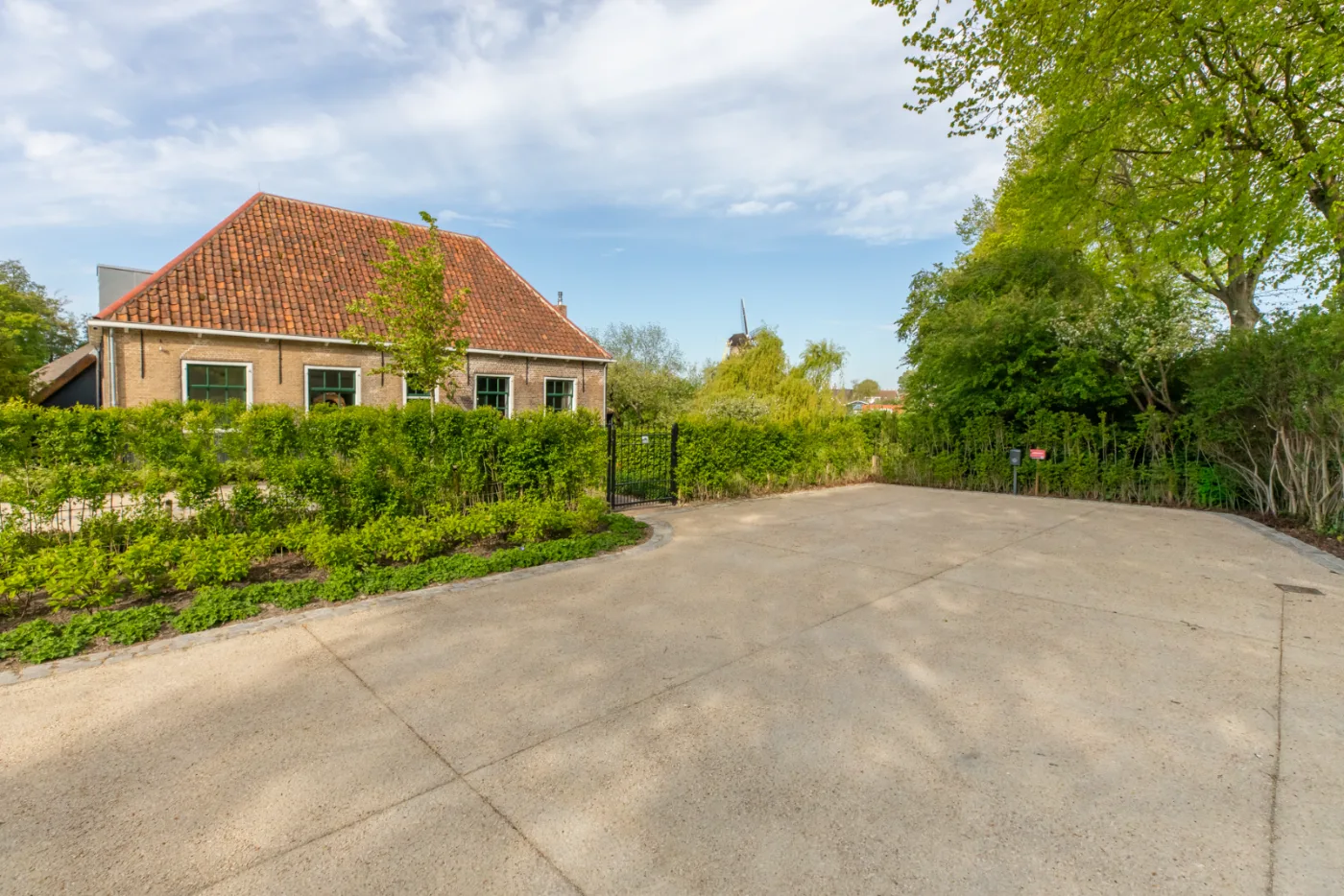 De entree en de parkeerplaats op het erf