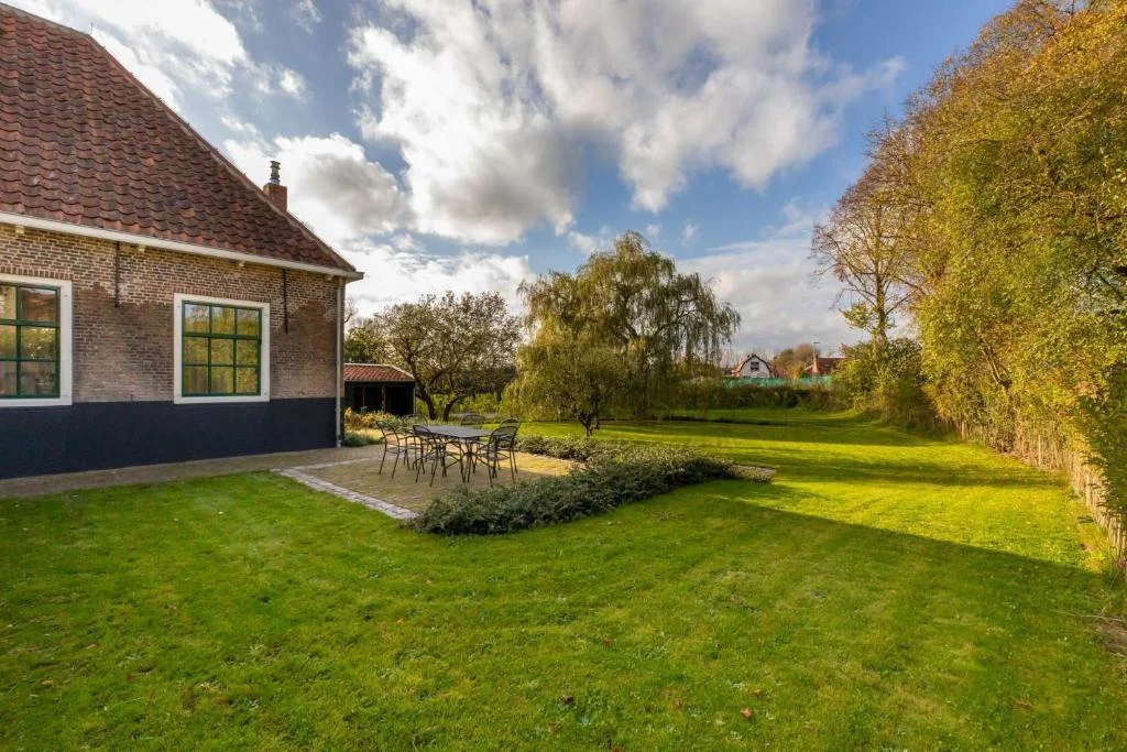 Tuin met appelbomen bij Molenhof in Heinkenszand