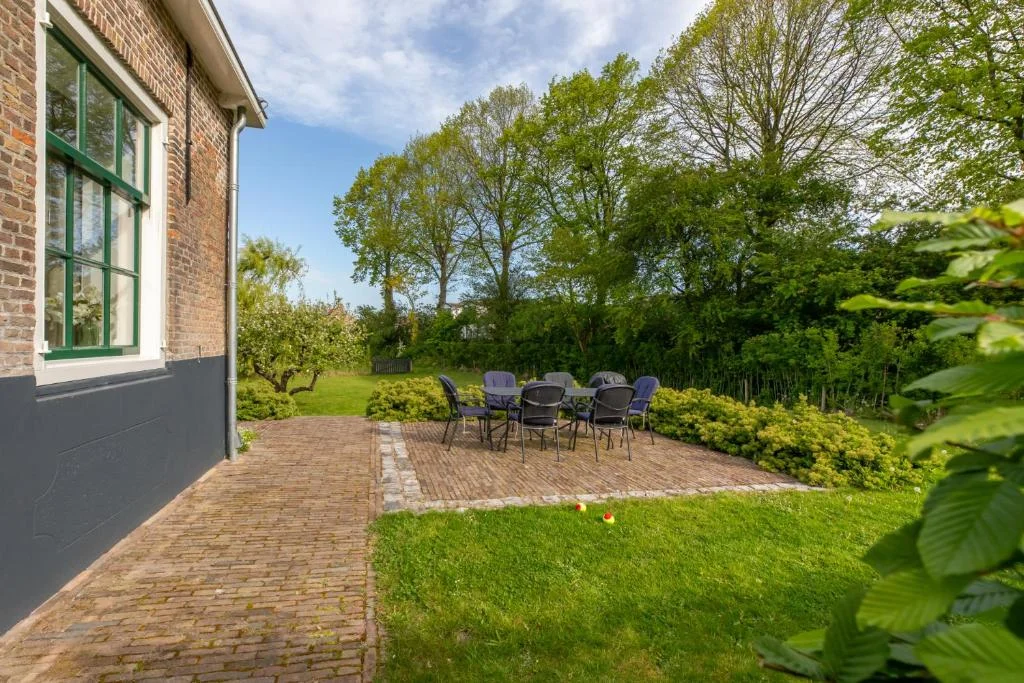 Terras met tuinmeubels bij vakantiehuis Molenhof