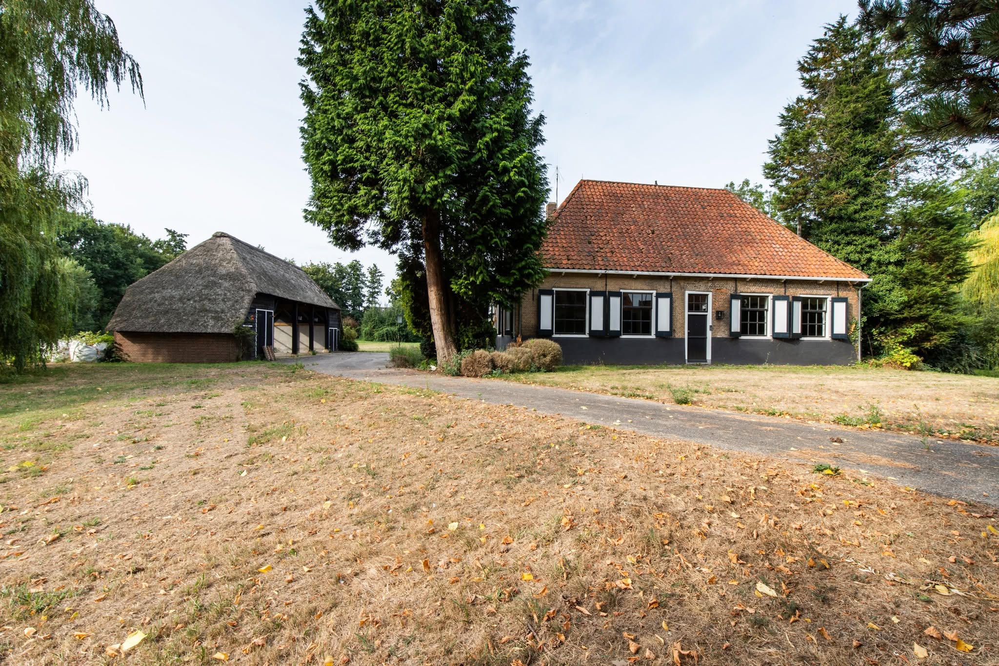 De hoeve en de schuur voor de restauratie
