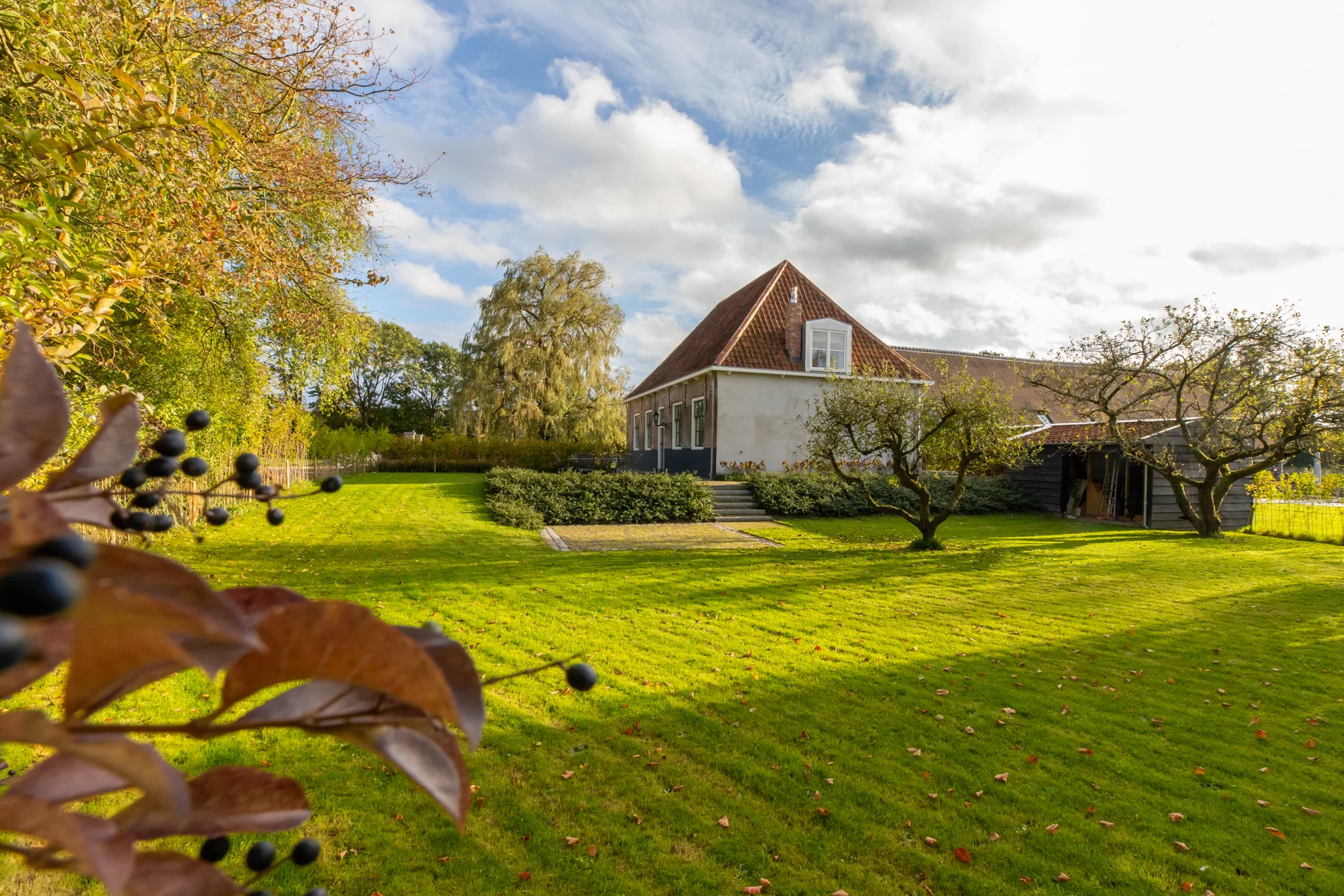 Het huis gezien vanuit de tuin